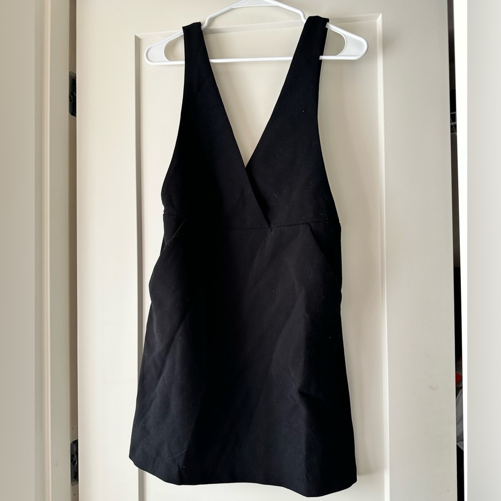 Cute little black dress.